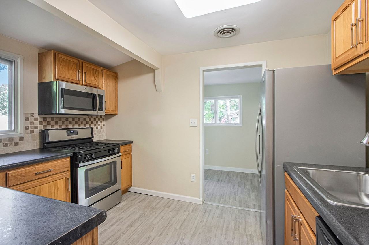 2426 Shasta Dr - Photo 6 of 18