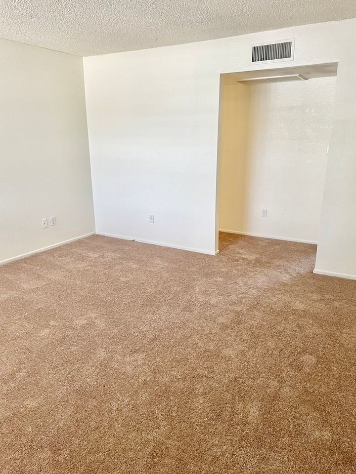 1821 E Hampton Ave - Photo 5 of 24