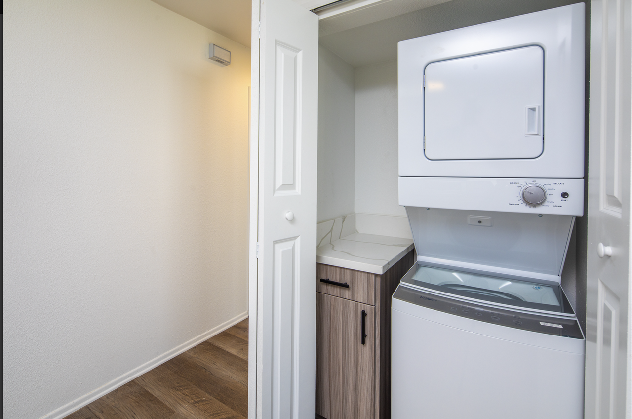 Gorgeous huge units in premier location! ASK ABOUT OUR MOVE - Photo 3 of 6