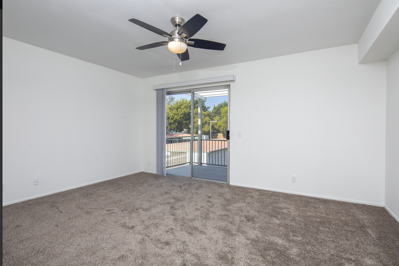 Gorgeous huge units in premier location! ASK ABOUT OUR MOVE - Photo 4 of 6