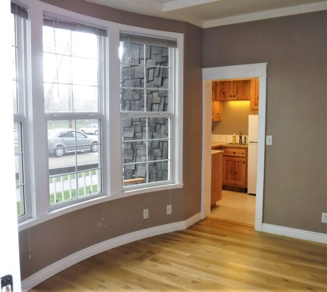 830 Ada St - Photo 4 of 18