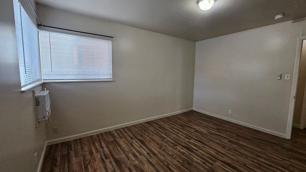 1508 Locust St - Photo 5 of 17