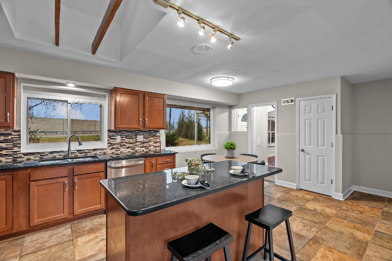 4865 Theiss Rd - Photo 3 of 16