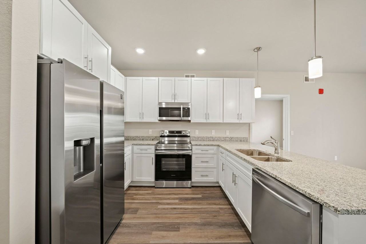 Holmes Corner Apartments - Photo 5 of 42