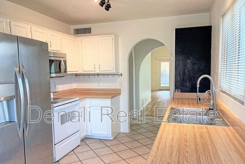 5093 W Whitten St - Photo 2 of 16