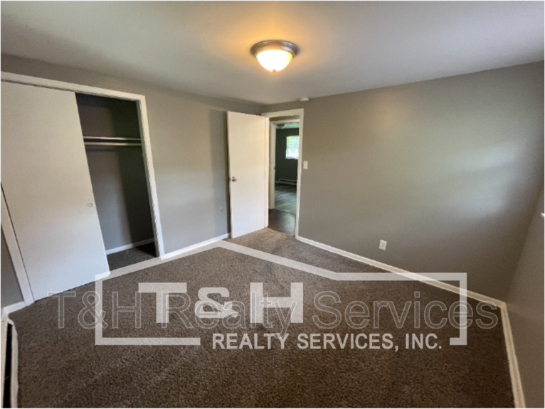 843 Riverside Dr - Photo 3 of 13