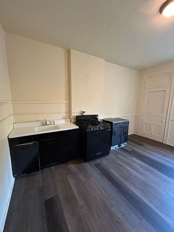 547 Bates St 2nd Fl - Photo 2 of 16