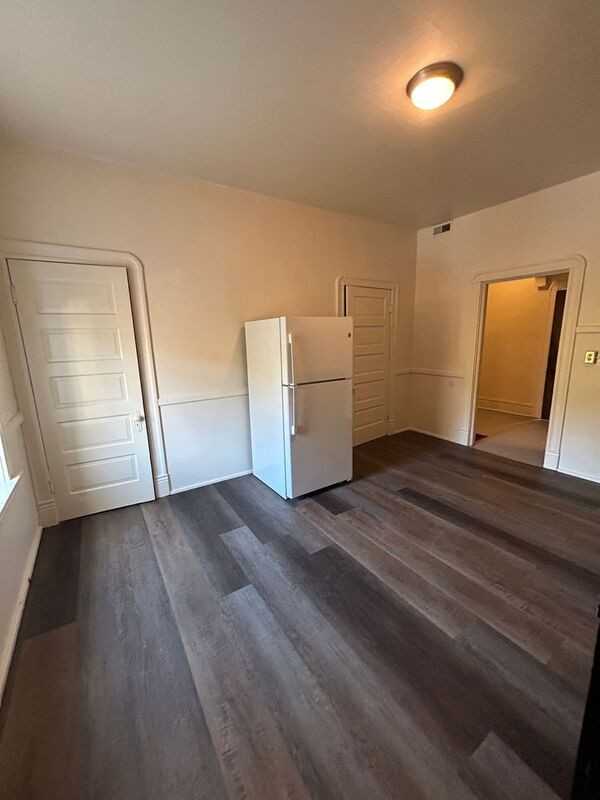 547 Bates St 2nd Fl - Photo 3 of 16