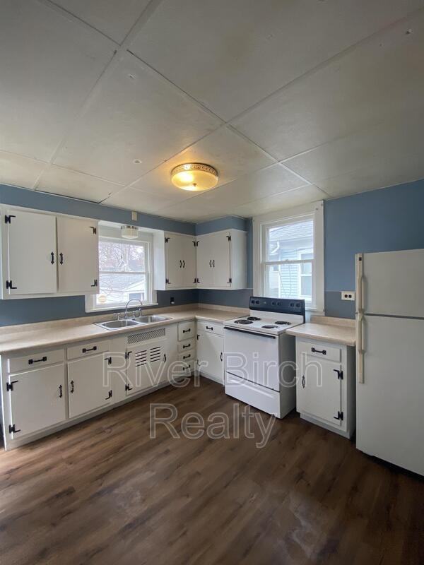 430 W Edwards St - Photo 2 of 7