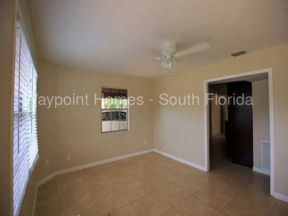 1372 SW 26th Ave - Photo 3 of 17