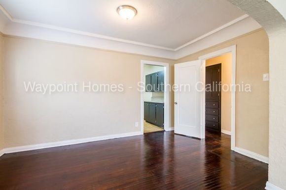 228 E Ellis St - Photo 3 of 18