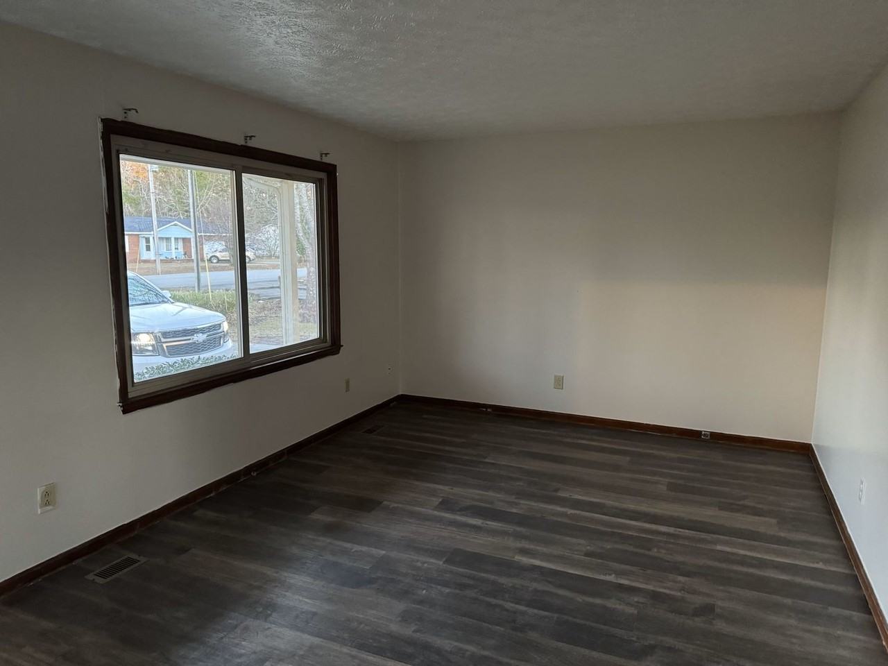 215 Webb Blvd - Photo 2 of 10