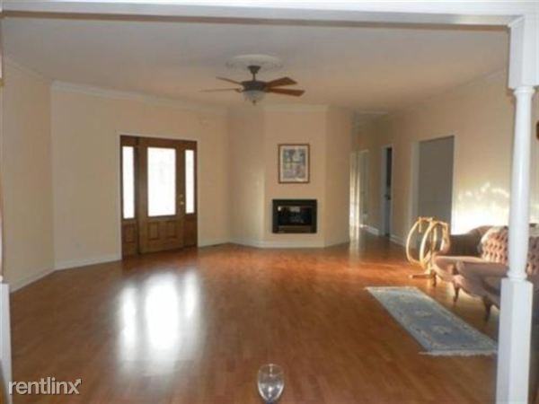 2585 Pineview Dr - Photo 2 of 9