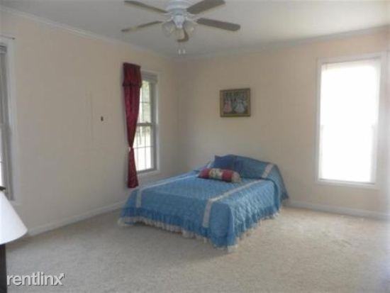 2585 Pineview Dr - Photo 3 of 9