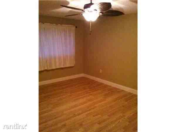 781 NE 199th St - Photo 3 of 4