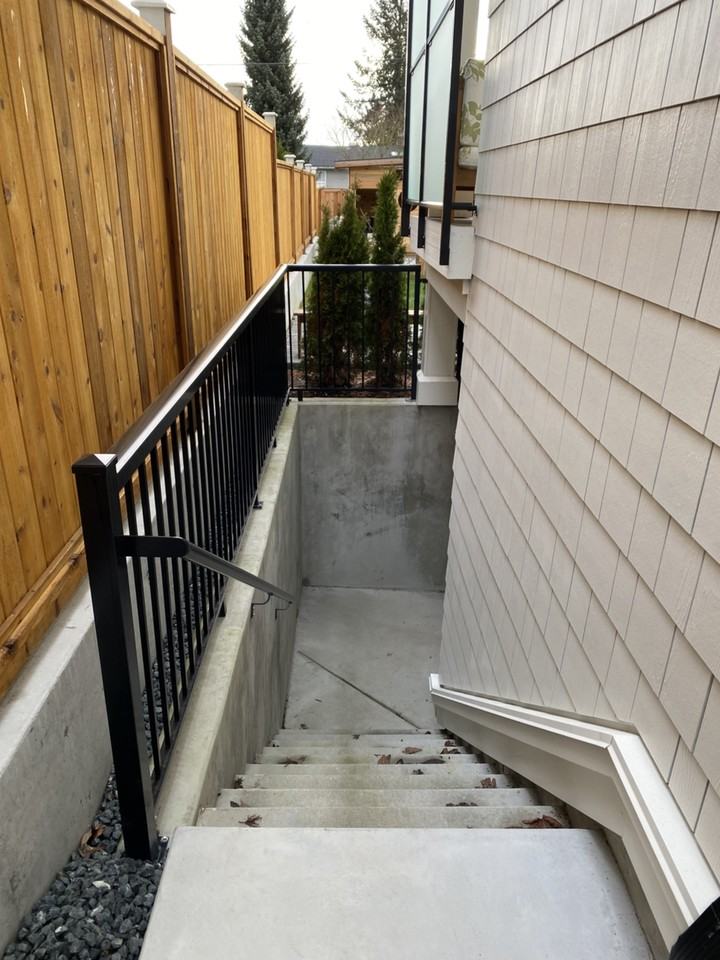 625 16th Street East - Photo 3 of 10