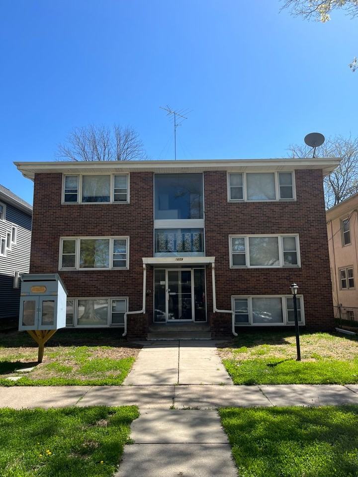 1609 D Street - Photo 5 of 8