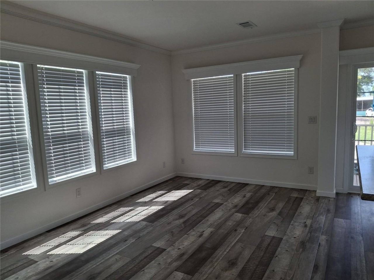 114 Emerald Ave N - Photo 2 of 7
