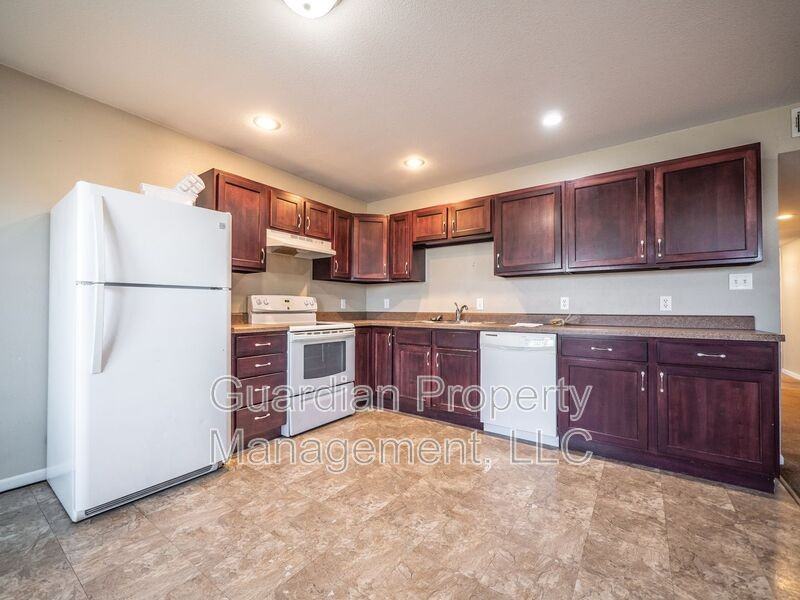 214 E 1st St - Photo 6 of 20