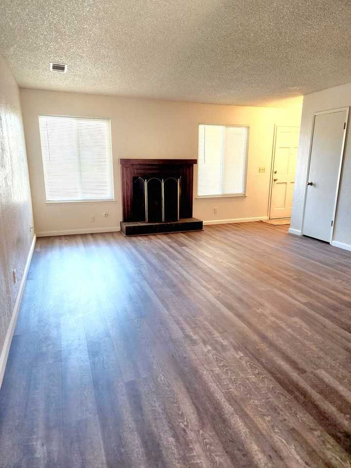 126 N Peppertree St - Photo 3 of 5