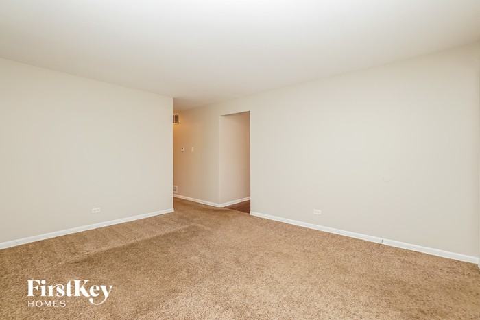 576 Shelly Ln - Photo 3 of 15