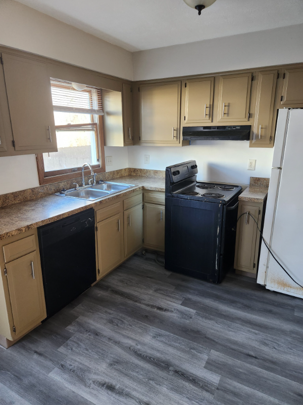 2242 Harsh Ave Se - Photo 2 of 13