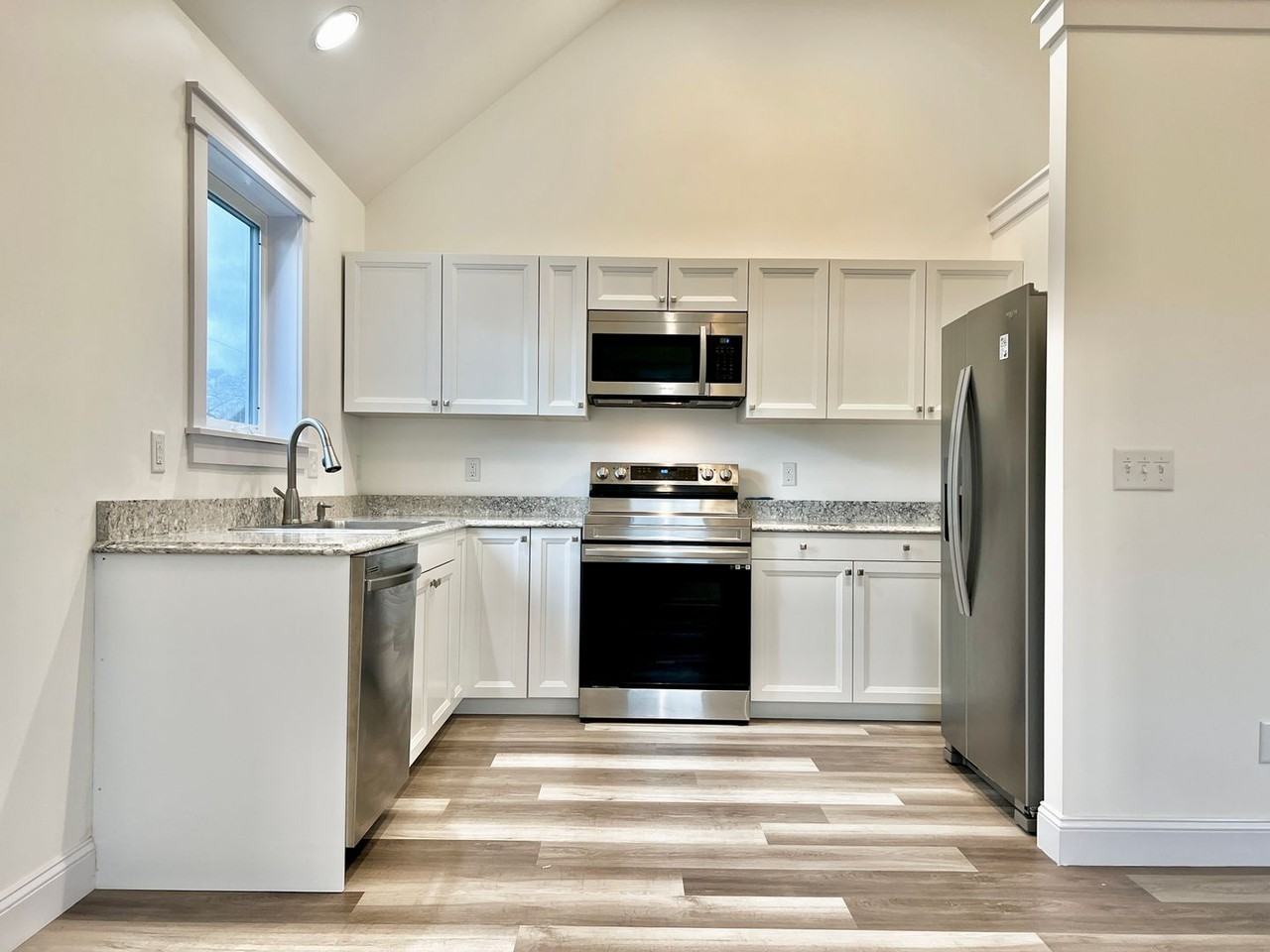 607 Pine St - Photo 2 of 10