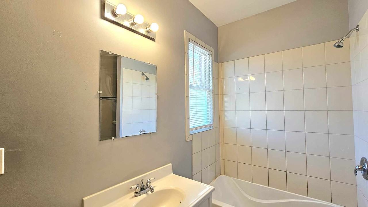 2408 Franklin St - Photo 5 of 7