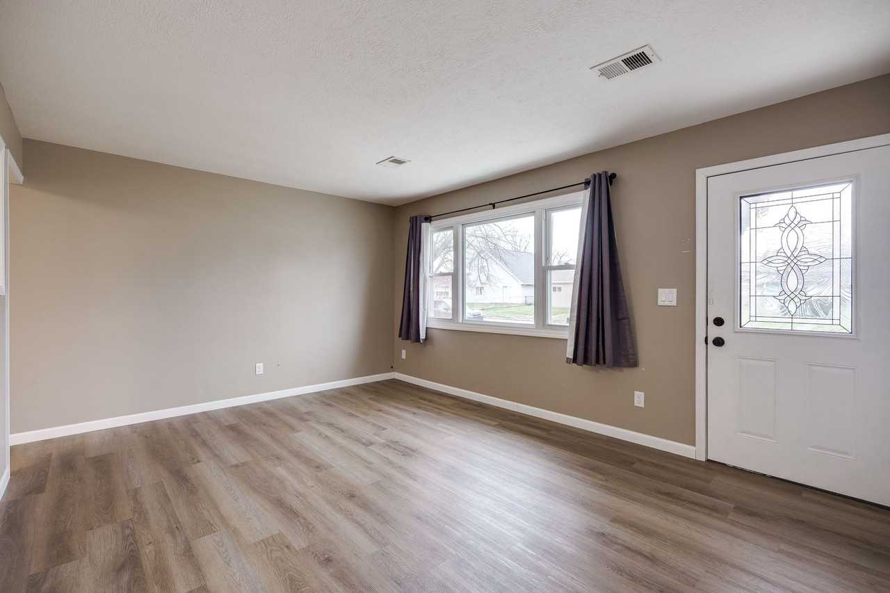 152 Erie Ave #NA - Photo 5 of 32