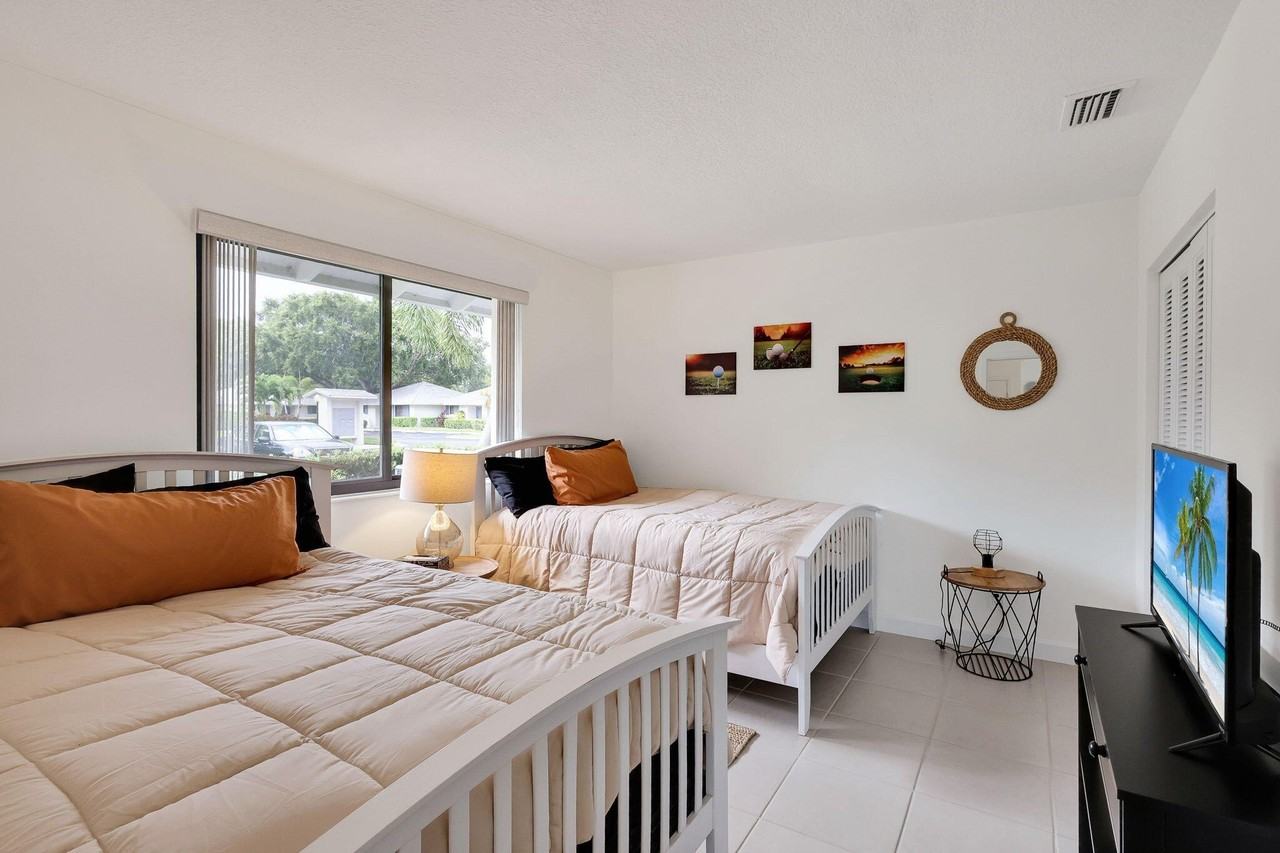 526 Club Drive - Photo 5 of 50