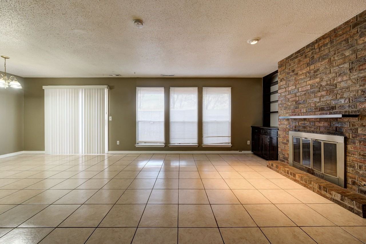 4703 Nw 63rd St - Photo 4 of 31