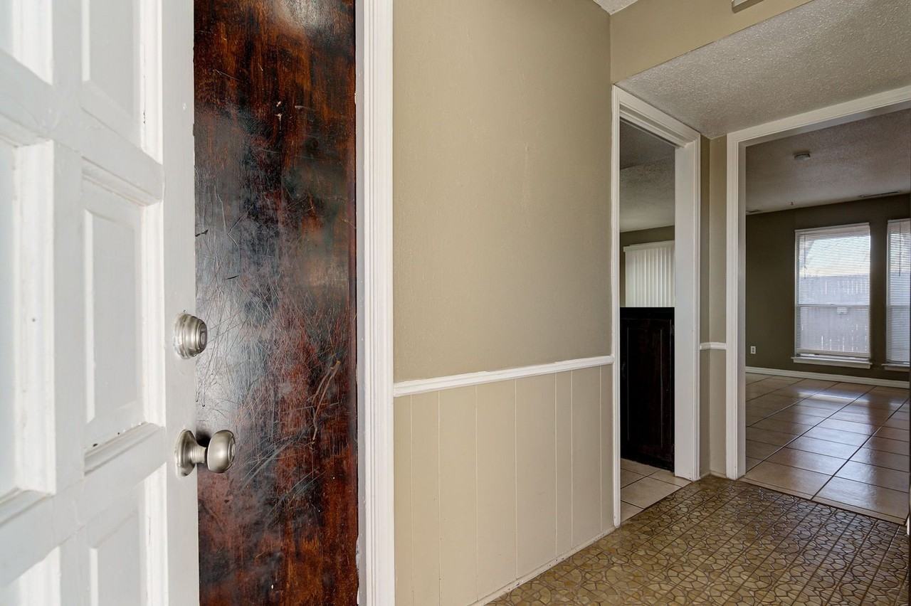 4703 Nw 63rd St - Photo 6 of 31