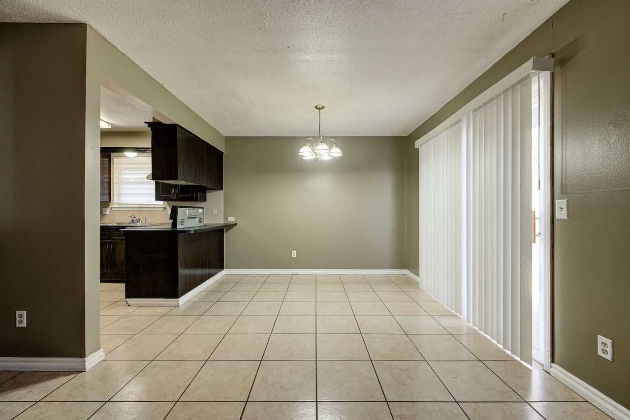 4703 Nw 63rd St - Photo 7 of 31
