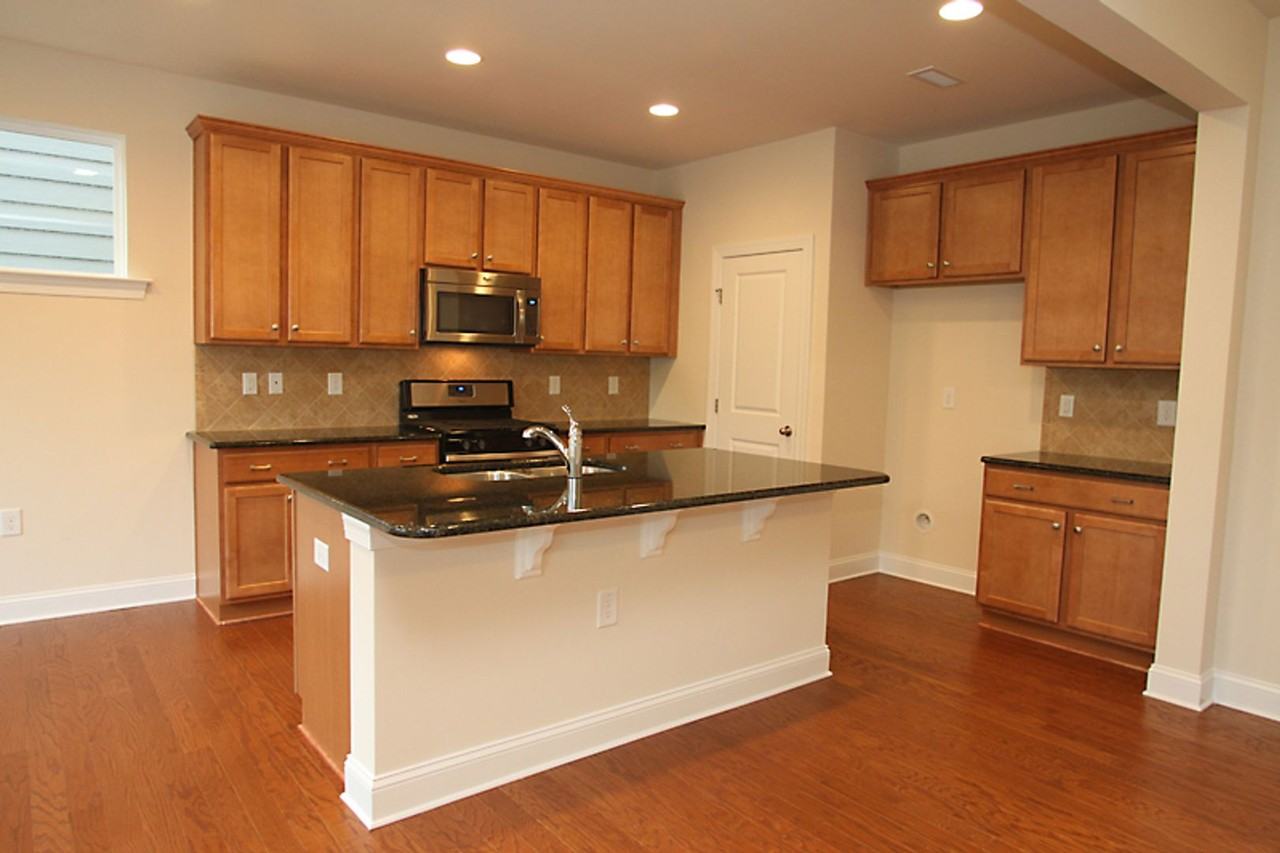 215 Begen St - Photo 6 of 14