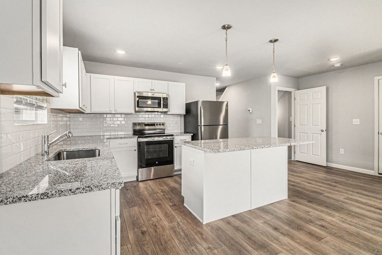 2216 Macatawa Ln - Photo 2 of 23