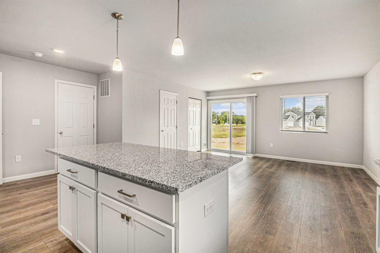 2216 Macatawa Ln - Photo 6 of 23