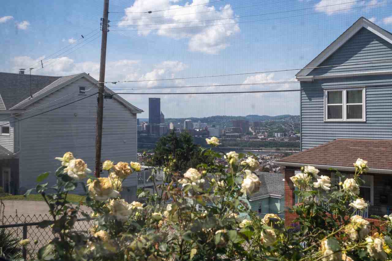 2316 Cobden St - Photo 3 of 22