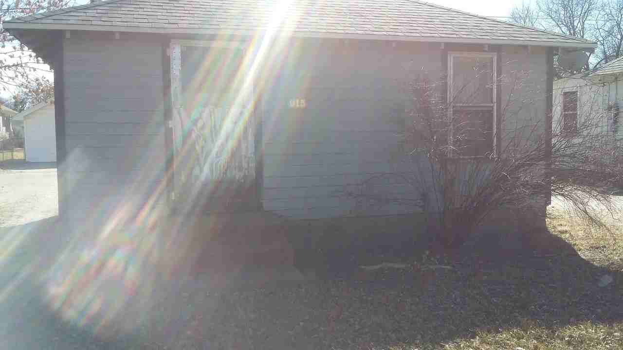 915 W 12th St - Photo 2 of 10