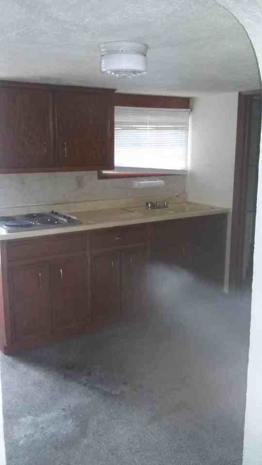 915 W 12th St - Photo 3 of 10