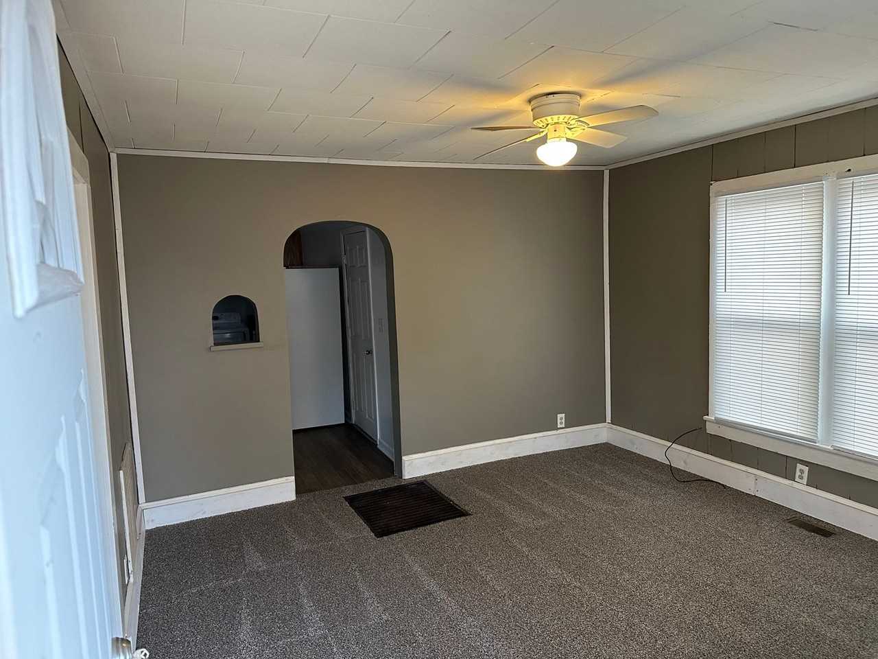 511 W Grand Ave - Photo 2 of 9