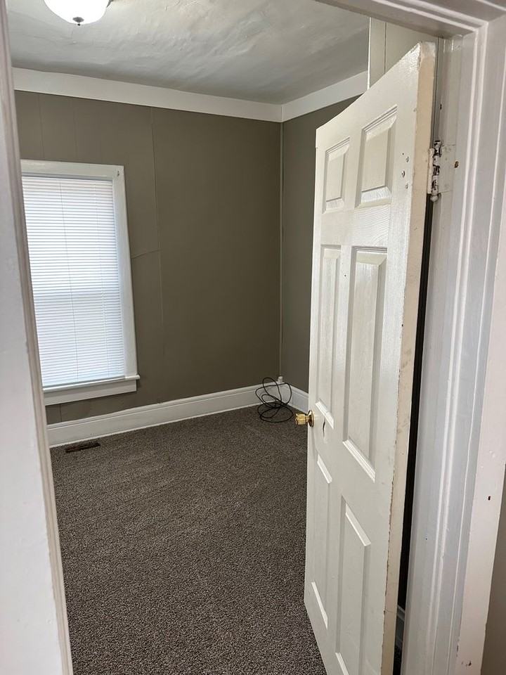 511 W Grand Ave - Photo 4 of 9