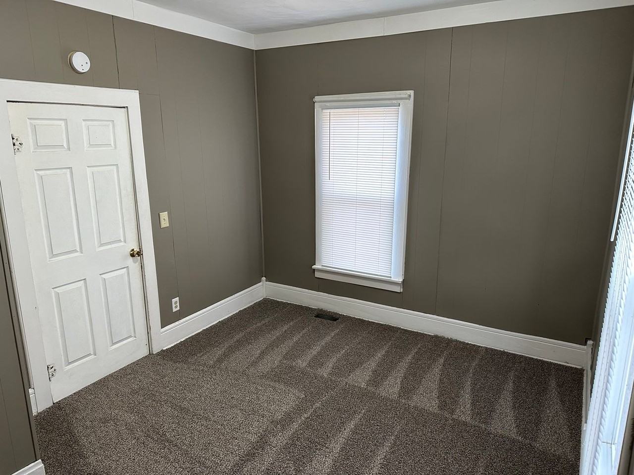 511 W Grand Ave - Photo 5 of 9