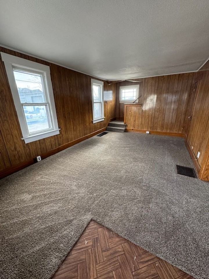 419 Spring St - Photo 2 of 8