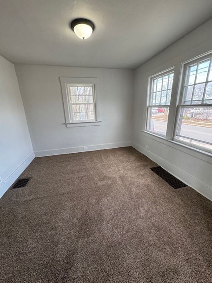 419 Spring St - Photo 3 of 8