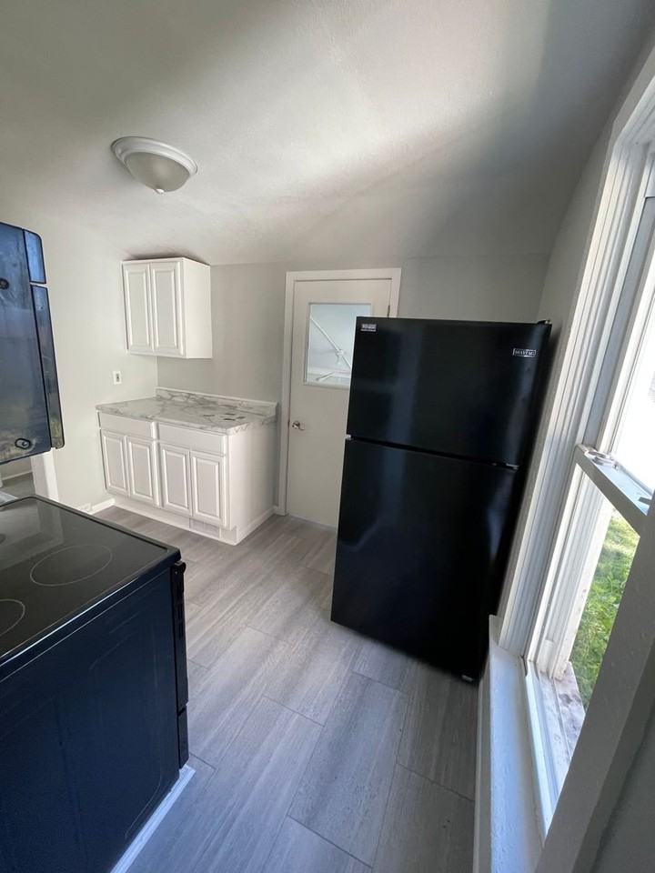 4824 W 6th St - Photo 4 of 19