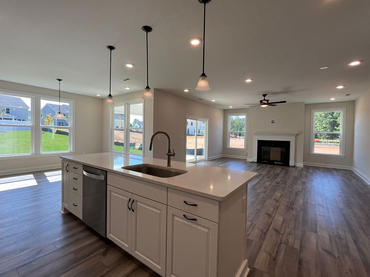 644 Silvercomet Dr - Photo 5 of 40