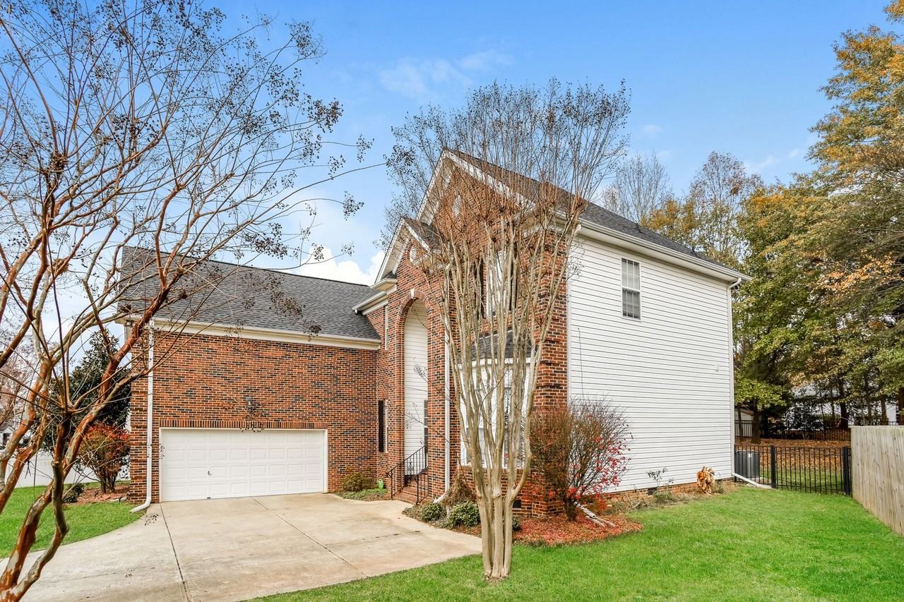 14827 Hawick Manor Ln - Photo 2 of 17