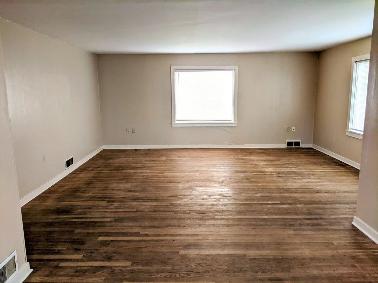 353 E College St - Photo 3 of 7