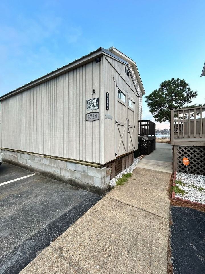3724 Pretty Lake Ave - Photo 4 of 17