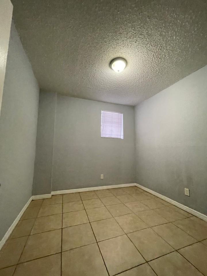 1332 W 21st St #1 - Photo 3 of 9